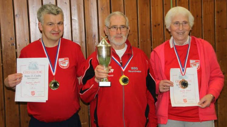 Den Johannes-Czolbe-Pokal sicherte sich erneut Hubert Lienhöft (Mitte). Zweiter wurde Andreas Knuth vor Annette Ohem. 