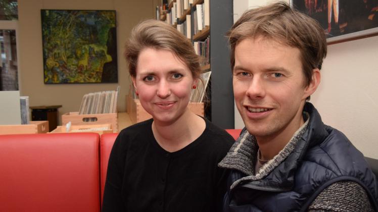 Seite an Seite spielen Susanne Rösch und Jens Tramsen derzeit im Werk 3. Das Paar, das einen gemeinsamen Sohn namens Fritz hat, schätzt die Kleinkunstbühne. 