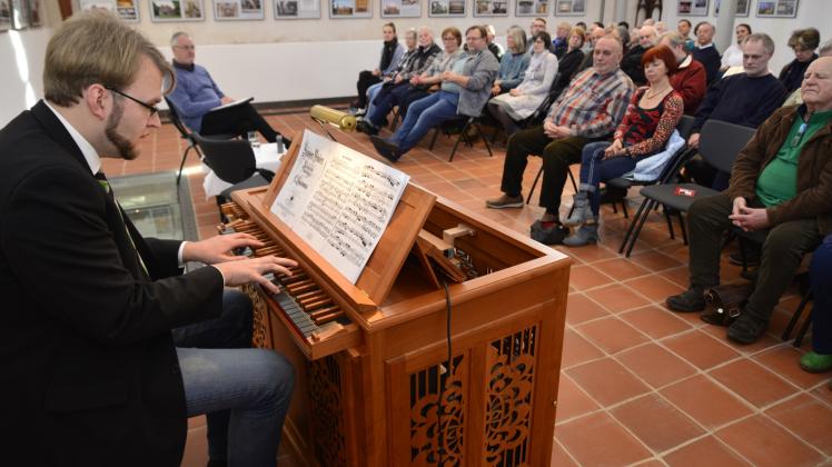 Liturgische Orgelmusik: Auf der Truhen-Orgel spielt Kantor Stefan Reißig Lewandowski zur Ausstellungseröffnung. 