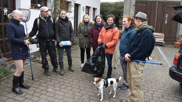 Reden nicht nur über Umweltschutz: Kurze Abstimmung mit Rita Klammer (l.) vor dem Müllsammeln. 