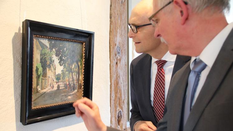 Das Gemälde „Töpfermarkt in Weimar" sorgte für eine angeregte Diskussion zwischen Ministerpräsident a.D. Erwin Sellering (l.) und Museumsleiter Heiko Brunner. Paul Wilhelm Tübbeckes Werk dient als Titelbild der neuen Ausstellung. 