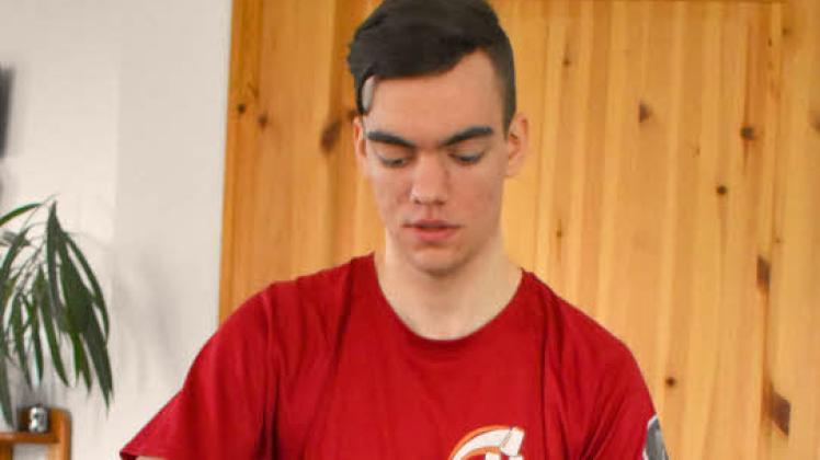 Extrem konzentriert stapelt Felix Zarbock eine Pyramide aus Profi-Bechern auf. In der exotischen Geschicklichkeitssportart geht es um hundertstel Sekunden.