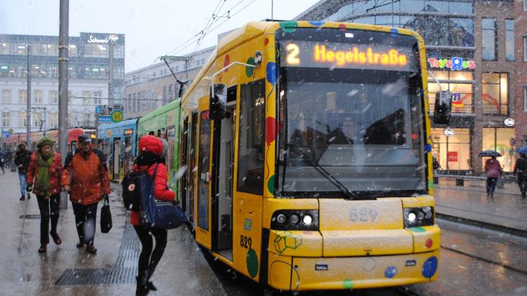 Mit der Möglichkeit eines kostenlosen Schülertickets für Busse und Bahnen in Schwerin soll sich der Sozialausschuss künftig beschäftigen.