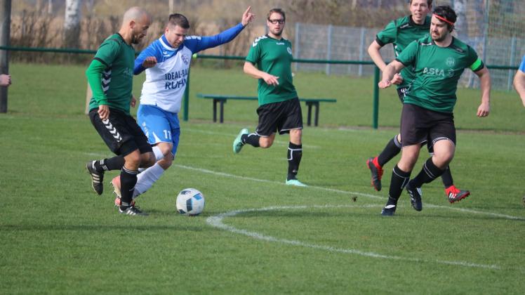 Traf zum zwischenzeitlichen 2:0: Rühns Torjäger Robert Schlicht (Nummer 11) erzielte gegen den UFC Arminia Rostock seinen zehnten Saisontreffer. 