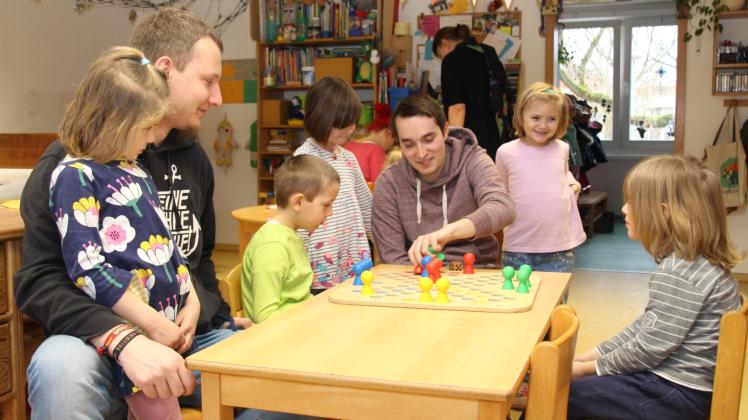 Männer inmitten der Kinder: Tristan Stahlfast und Sebastian Walther sind die einzigen männlichen Erzieher in der Kita.  