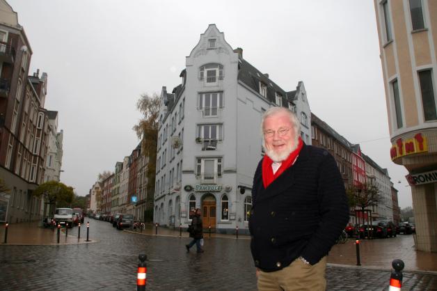 Chronist Walter Ehlert vor seinem Geburtshaus in der Gaardener Iltisstraße.