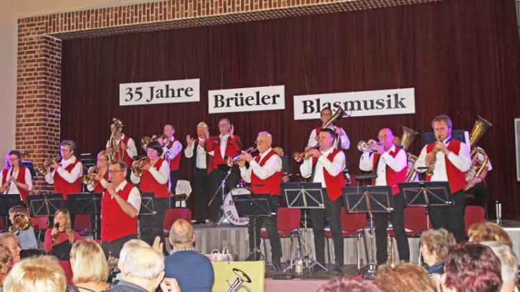 Ein Klangkörper, der seit 35 Jahren allerorten Begeisterung hervorruft: die Brüeler Blasmusik. Fotos: Traudel Leske 