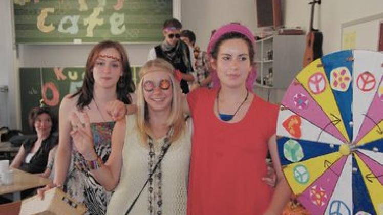 Im "Hippie-Café" wurden die  60er wieder lebendig: Kathrin Groskreutz, Marita Hofmann und Louise Schoppmeier (von links) halfen dabei.  Foto: Albrodt