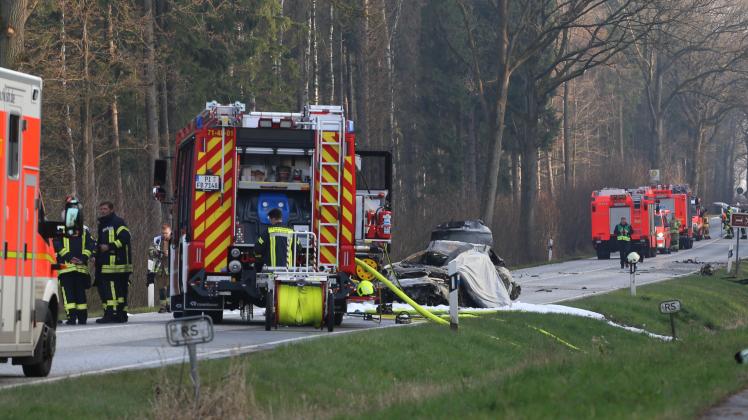 Einer der schwersten Unfälle im Jahr 2019 ereignete sich Ende März auf der B4 bei Bilsen: Ein BMW und ein Ford Focus waren frontal ineinander gekracht, zwei Menschen starben.
