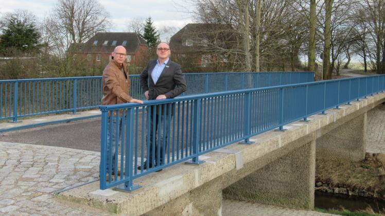 Präsentieren die sanierte Brücke von Bickhusen:  Bürgermeister Dirk Spiewok und sein Stellvertreter Patrick Sewing (l.). 