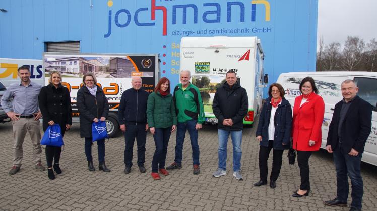 Einige Förderer trafen sich jetzt zum Fototermin (v.l.): Tim Wagner (la-ma), Carolin Rose und Liane Maletzki-Kahlbaum (webhelp), Burkhard Glabe (teambau center), Kathrin Weidel (Peeperkorn), Wolfgang Jörß (Organisator), Jens Heysel (TeamSportCorner), Annett Zschoche und Stephanie Bühring (Sparkasse Parchim-Lübz), Frank Jochmann Einige Förderer trafen sich jetzt zum Fototermin (v.l.): Tim Wagner (la-ma), Carolin Rose und Liane Maletzki-Kahlbaum (webhelp), Burkhard Glabe (teambau center), Kathrin Weidel (Peeperkorn), Wolfgang Jörß (Organisator), Jens Heysel (TeamSportCorner), Annett Zschoche und Stephanie Bühring (Sparkasse Parchim-Lübz), Frank Jochmann