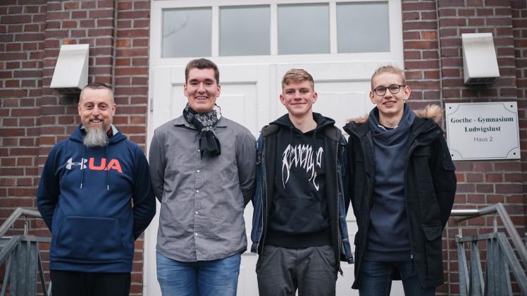 Freuen sich über den Erfolg: Lehrer Andreas Leistner, Lukas Dohse, Lennart Sturm und Bruno Thienelt.
