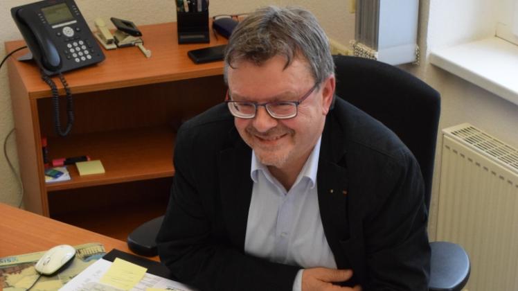 Letzte Blicke aufs letzte Projekt: Hans-Georg Zwang über dem Plan für die Sude-Brücke an der K29 bei Görslow. 