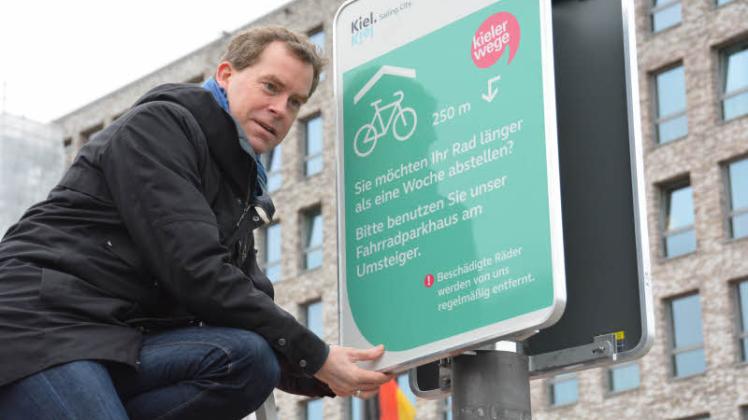 Oberbürgermeister als Kletter-Maxe: Persönlich schraubte Ulf Kämpfer eines der neuen Fahrradschilder vor dem Bahnhof an. 