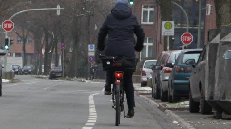 In der Carlstraße können Radfahrer sowohl den Schutzstreifen (Foto) als auch den Radweg benutzen. Die Radweg-Pflicht ist seit Jahren aufgehoben.