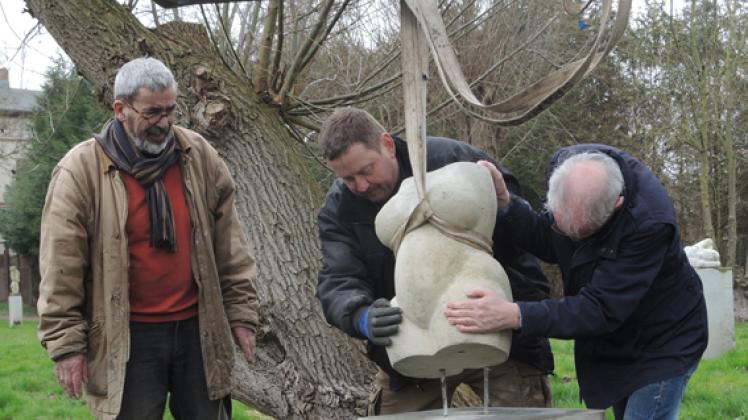 Mit Argusaugen beobachtet Arndt Weigend, wie seine Skulptur „Torso“ von Bauhofmitarbeiter Thomas Haack und Kunstmühlenleiter Heiko Brunner (v.l.) platziert wird. 