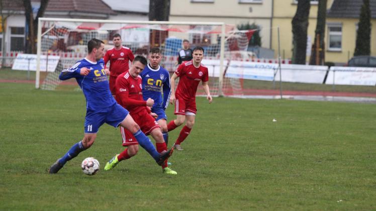 Mit Respekt und Disziplin gehen Tristan Balk (M.) und der SSV Einheit in das morgige Heimspiel gegen Wittstock. 
