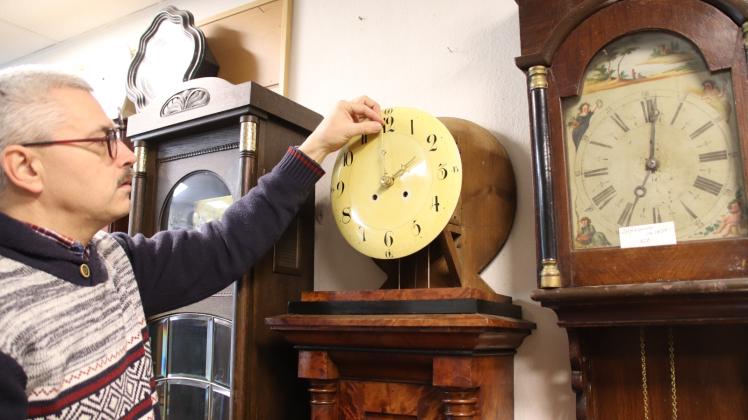 Wer dreht denn da am Zeiger? Es ist Uhrmachermeister Helmut Langner, der in seinem Geschäft rund 250 Zeitanzeiger an. 