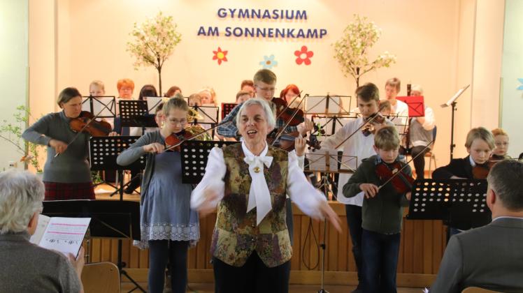 Frühlingskonzert in Neukloster: Angelika von Quadt (M.) leitete nicht nur ihren Volkssolidarität-Seniorenchor, sondern auch das Publikum gesanglich an. 