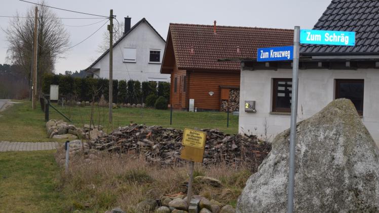 Keineswegs eine schräge Nummer: In Müsselmow gibt es statt der Dorfstraße jetzt die Müsselmower Straße sowie „Zum Kreuzweg“ und „Zum Schräg“. 