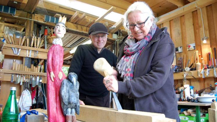 Den König mit seinem Unglücksraben hat Marion Richter auch selbst gemacht. Ihr Mann Wolf Schmidt schaut ihr gelegentlich im Atelier über die Schulter. Beide laden zu geselligen Runden ein. 