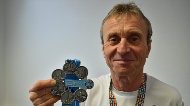 Stolz und glücklich: Diese Medaille beweist, dass Lothar Scholz die sechs größten Marathons weltweit gemeistert hat. 