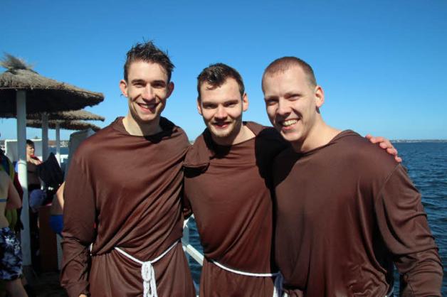 Nach dem Bad in der Förde wirkten die „Drei Eisheiligen“ (von links) Leon, Felix und Jan-Erik eher wie drei Eiszapfen. Fotos: Suhr Nach dem Bad in der Förde wirkten die „Drei Eisheiligen“ (von links) Leon, Felix und Jan-Erik eher wie drei Eiszapfen. Fotos: Suhr