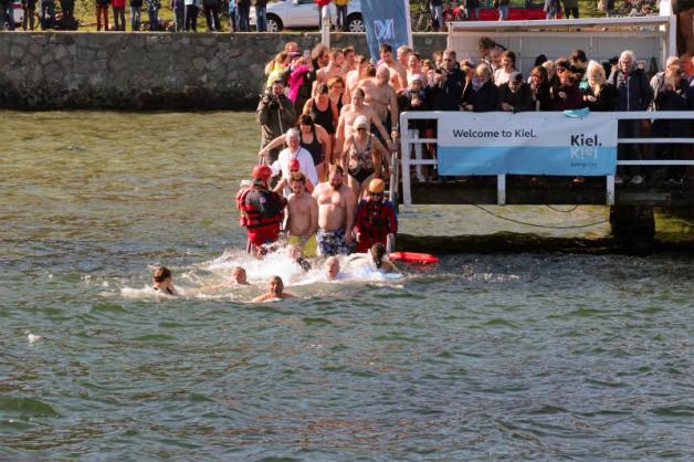 Neuer Rekord: 260 Mutige stürzten sich in das knapp 6 Grad kalte Wasser in der Seebadeanstalt Düsternbrook an der Kieler Förde. Neuer Rekord: 260 Mutige stürzten sich in das knapp 6 Grad kalte Wasser in der Seebadeanstalt Düsternbrook an der Kieler Förde.