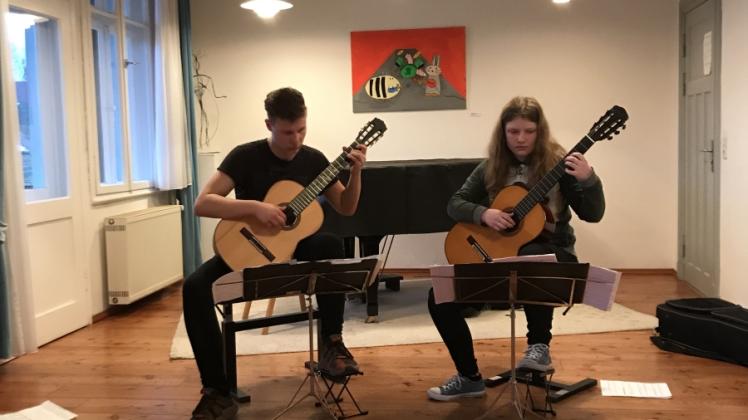 Das Gitarrenduo Robert Schwanke und Svenja Holler bei der Generalprobe. 