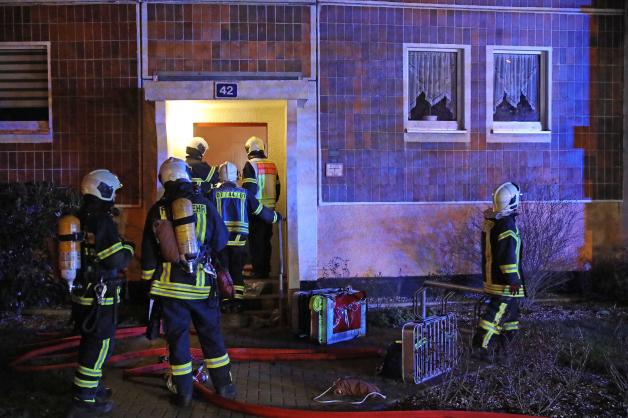 Brennender Reifen im Keller: Feuerwehr muss zu Großeinsatz in Rostocker Mehrfamilienhaus ausrücken - Zwei verletzte Bewohner