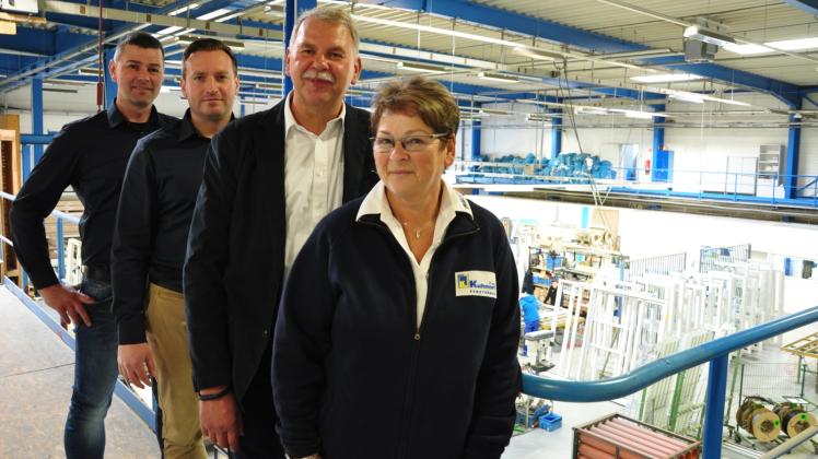 Inzwischen ein Familienbetrieb: Firmenchef Jürgen Kuhnert (2. v. r.) mit Ehefrau Birgitt, die die Buchhaltung in der Hand hat, und Sohn Michael, dem Leiter der Produktionslinie (l.). Denny Schwarz ist stellvertretender Geschäftsführer des Betriebes. 