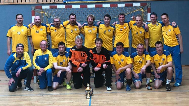 Stolz wie Bolle präsentieren die Handball-Senioren des SV Matzlow/Garwitz den Meister-Pokal. Fotos: maga 