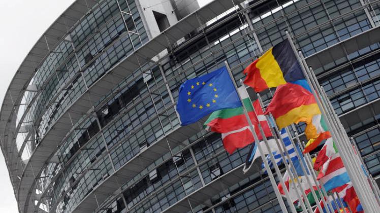 Woher weht der politische Wind in Europa? Flaggen vor dem Europäischen Parlament in Straßburg. 
