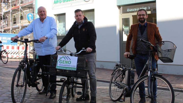 Auch ihre Elektrofahrräder und ein Lastenfahrrad werden zum Tag der offenen Tür gezeigt, hier vorgeführt von Norbert Karsten, Björn Kaufmann und Marco Mischinger (von links). 