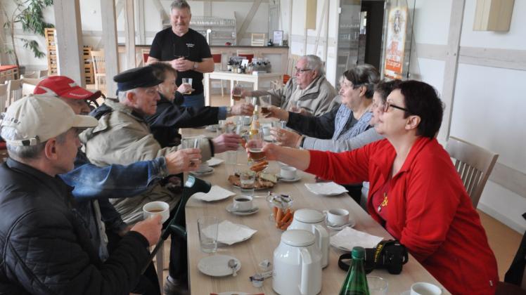 Darf bei einem Besuch in einer Brauerei natürlich nicht fehlen: Die Besucher verkosten einige Biersorten, die in der Manufaktur gebraut werden. Fotos: andreas münchow 