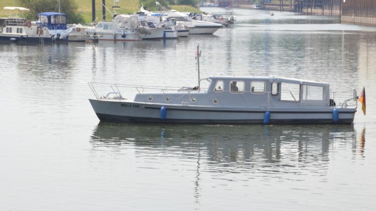 Nur Schiffe wie dieses kleine, ehemalige Militärboot haben im letzten Jahr die Einfahrt in den Boizenurger Hafen überhaupt nehmen können. 