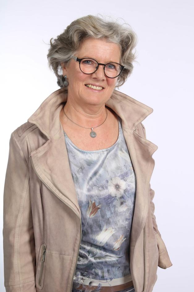 Marina Matzen-Tesche kommt aus der Stadt Rendsburg. Die 60-Jährige arbeitet als Arzthelferin. In ihrer Freizeit fährt sie mit dem Rad oder liest. Marina Matzen-Tesche ist 1,67 Meter groß.