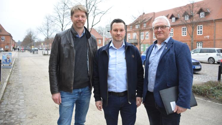 Für schnellere Digitalisierung, für den Stopp des planlosen Windkraftausbaus und mehr Standortmarketing: Andreas Scholz, Stephan Thees und Burkhard Thees (v.l.n.r.) von der FDP. 