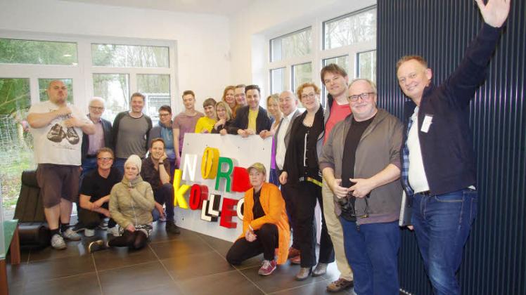 Die 20 Teilnehmer des Schlager-Workshops sammeln sich um das Nordkolleg-Logo. 