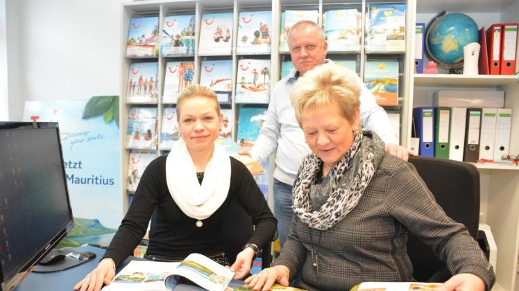 Sie wollen den Kunden die schönsten Tage des Jahres bescheren: Katharina Hahnel, Karin und Detlef Weber.