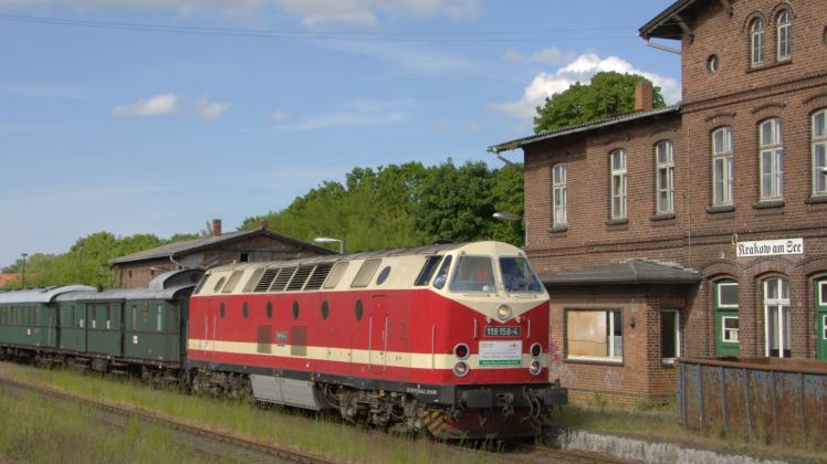 So sah es in alten Zeiten aus, als Krakow am See noch Bahnstation war: Hier ist es nur ein Sonderzug, der unterwegs ist, aber auch das könnte bald vorbei sein.