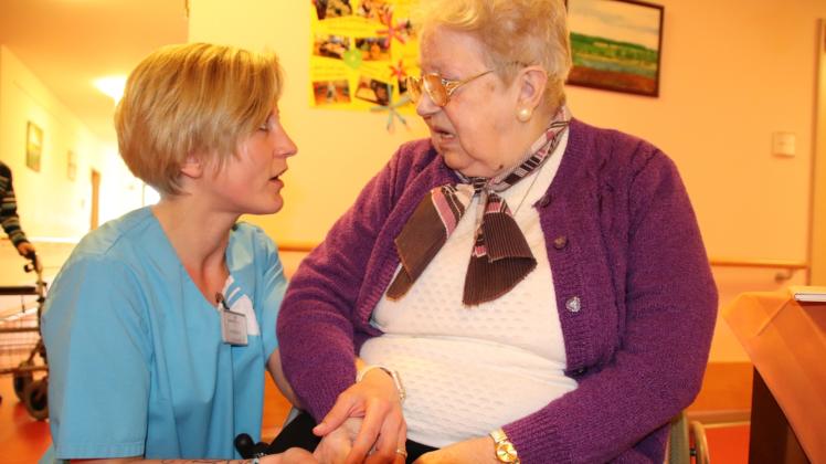 Als Präsenzkraft ist Katja Bund (l.) eine der ersten Anlaufstellen für die Bewohner der Einrichtung. Liebevoll unterhält sie sich mit der 86-jährigen Erika Zimmermann, auch über ihren früheren Job. 