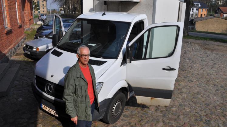 Ohne dieses Kühlfahrzeug geht nichts bei der Tafel: Vorsitzender Reinhard Dally und seine Mitstreiter benötigen Geld für Reparaturen. 