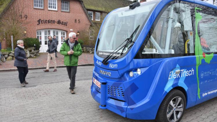 Der blaue NAF-Bus sorgt stets für Aufmerksamkeit – wie hier vor der Infoveranstaltung im Friesensaal am Donnerstag. Fotos: Boom 