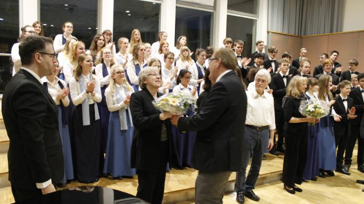 Dank an die Chorleiter: Professor Stephan Sollberg von den Rotariern überreicht Blumen an Christiane Sobke. 
