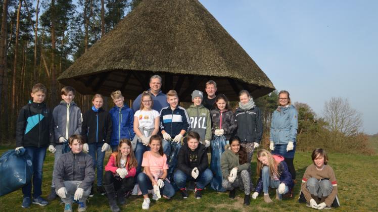 Dieses Foto der Klasse mit Dirk Blumenthal (hintere Reihe rechts) entstand nach getaner Arbeit am Großen Pilz.  