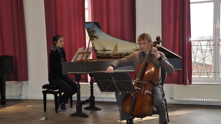 Martin Seemann, begleitet von Mira Lange am Cembalo, stellt sich musikalisch in der Musikschule vor.