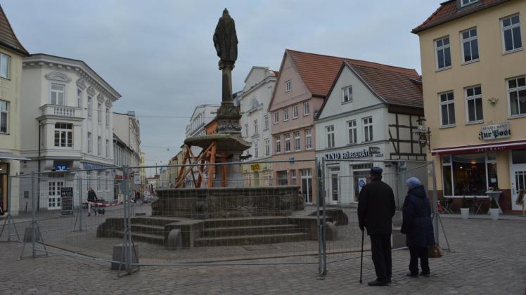 Der zerstörte Borwinbrunnen in Güstrow  soll demnächst restauriert werden. 