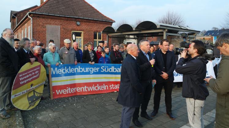 Die Aktion „Rote Laterne Südbahn“ am Lübzer Bahnhof, zu der die Bürgerinitiative „Pro Schiene“ aufgerufen hatte, stieß auf großes mediales Interesse.
