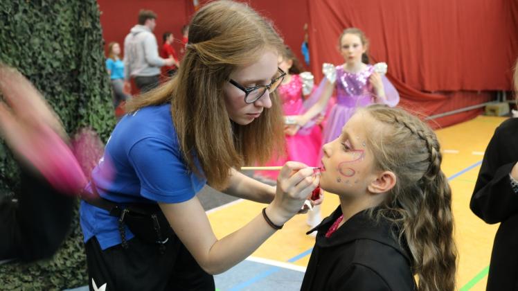 Letzte Vorbereitungen: Saskia Kraus vom Faschings-Klub Kühlungsborn schminkt die achtjährige Elena.